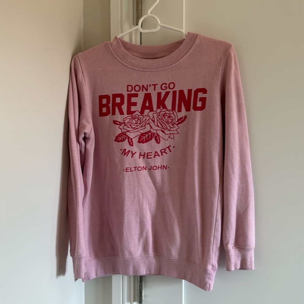 pink graphic, crewneck size extra small
Used
